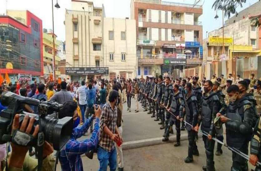 सीएम हाउस का घेराव करने निकले अभाविप के पदाधिकारी-कार्यकर्ता, पुलिस ने सप्रे शाला के पास रोका सीएम हाउस का घेराव करने निकले अभाविप के पदाधिकारी-कार्यकर्ता, पुलिस ने सप्रे शाला के पास रोका