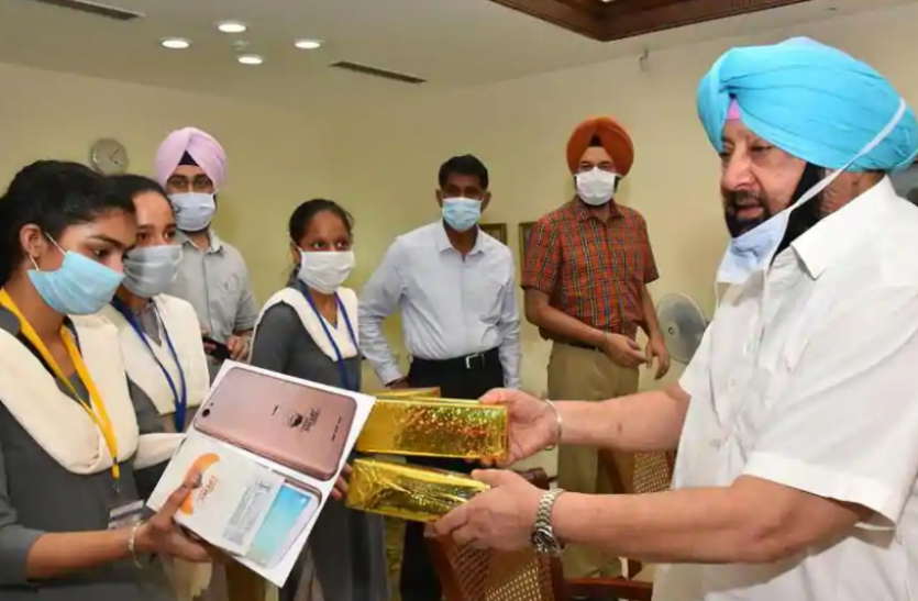 amrinder singh Punjab : स्मार्ट कनेक्ट स्कीम का दूसरा चरण आज से शुरु, सीएम ने छात्रों को दिया स्मार्टफोन