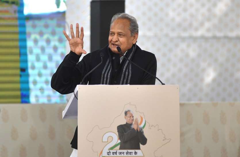 Chief Minister flagged off the chariot मुख्यमंत्री ने हरी झंडी दिखाकर रवाना किया रथ