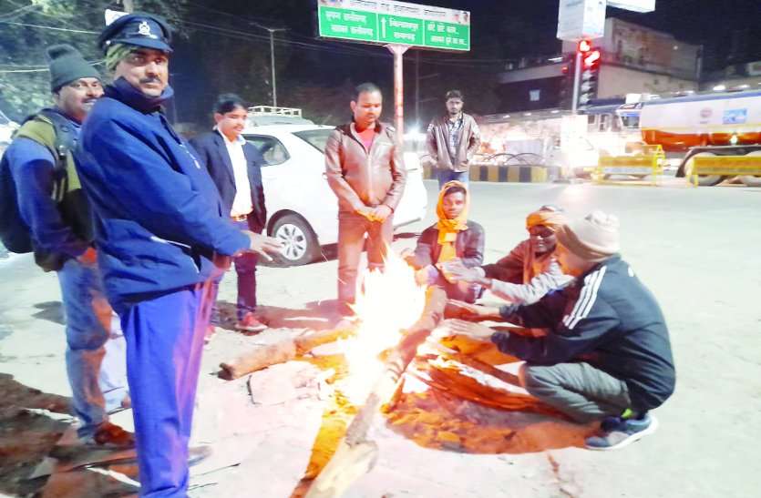 बादल छंटते ही सरगुजा में पडऩे लगी ठंड, उत्तरी हवाओं से दिन में भी कांपे लोग, 8.4 डिग्री पहुंचा तापमान बादल छंटते ही सरगुजा में पडऩे लगी ठंड, उत्तरी हवाओं से दिन में भी कांपे लोग, 8.4 डिग्री पहुंचा तापमान