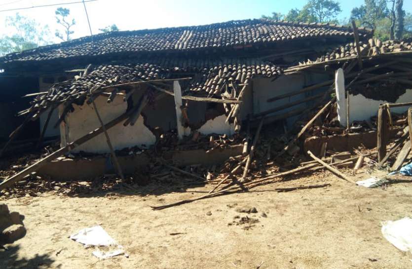 9 हाथियों ने पहाड़ी कोरवा बस्ती में मचाया उत्पात, कड़कड़ाती ठंड के बीच तोड़ डाले 10 घर, बढ़ी परेशानी 9 हाथियों ने पहाड़ी कोरवा बस्ती में मचाया उत्पात, कड़कड़ाती ठंड के बीच तोड़ डाले 10 घर, बढ़ी परेशानी