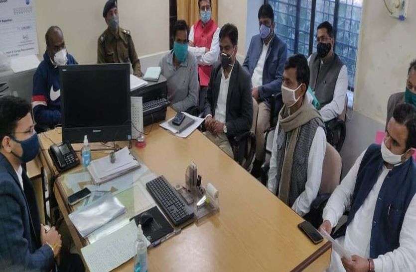 नर्मदा के पानी के लिए भूख हड़ताल पर बैठे किसानों ने चौथे दिन विभाग के लिखित आश्वासन पर समाप्त किया अनशन नर्मदा के पानी के लिए भूख हड़ताल पर बैठे किसानों ने चौथे दिन विभाग के लिखित आश्वासन पर समाप्त किया अनशन