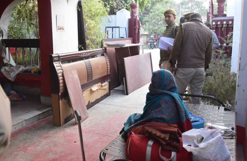 विकास दुबे के फरार भाई के मकान की कुर्की विकास दुबे के फरार भाई के मकान की कुर्की