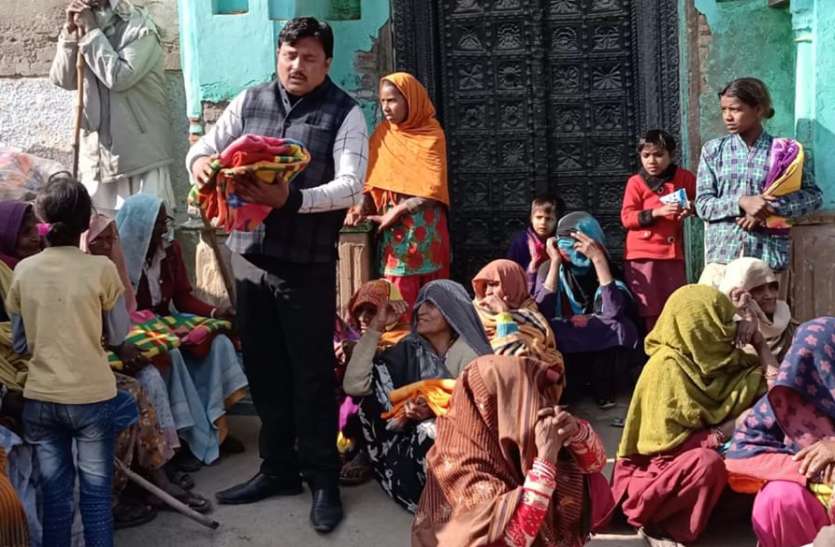 असहाय लोगों को कंबल वितरित करते संस्था के पदाधिकारी - फ़ोटो - पत्रिका न्यूज़ नेटवर्क ग़रीब लोगों को मिले कंबल तो खिल उठे चेहरे