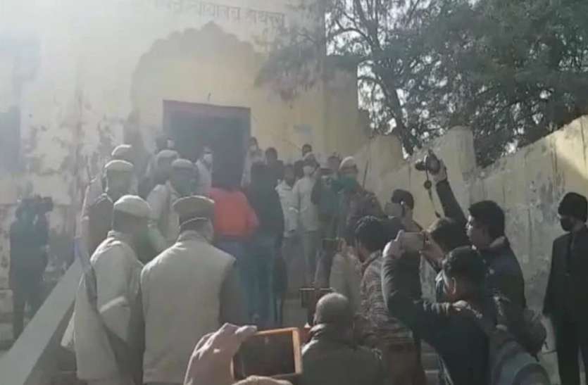 Hathras Court हाथरस गैंगरेप केसः फिर मृतका के गांव दौड़ने लगीं गाड़ियां, कैमरों के फ्लैश से चौंधियाई आंखें