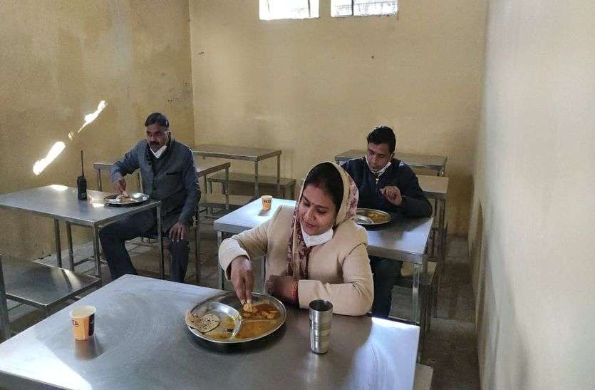 महापौर मुनेश पहुंची इंदिरा रसोई, लोगों के बीच बैठकर खाया भोजन महापौर मुनेश पहुंची इंदिरा रसोई, लोगों के बीच बैठकर खाया भोजन