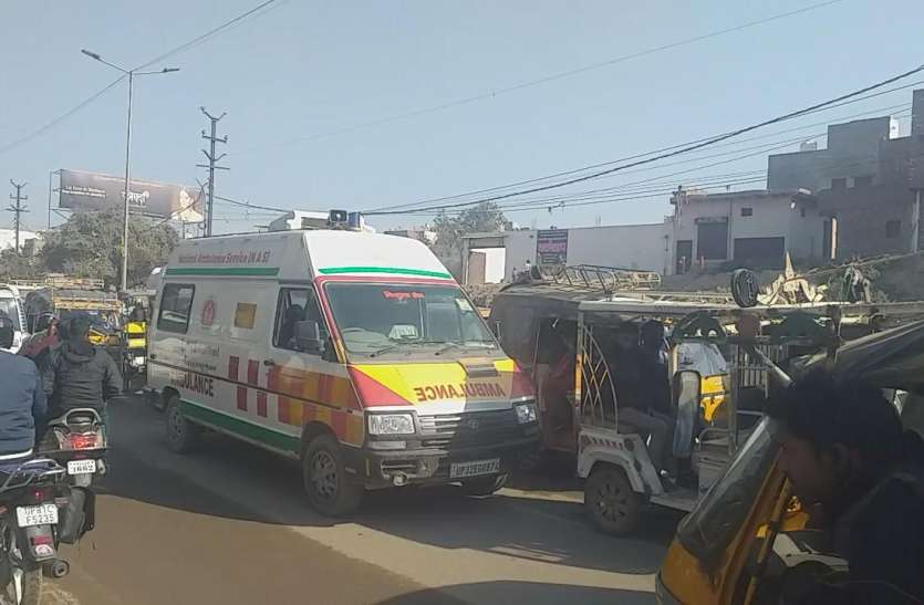 डीग गेट के समीप मथुरा वृन्दावन मार्ग पर जाम में फँसी 102 एम्बुलेंस - फ़ोटो - पत्रिका न्यूज़ नेटवर्क पेशेंट लेकर जा रही एम्बुलेंस 1 घंटे तक फँसी रही जाम में