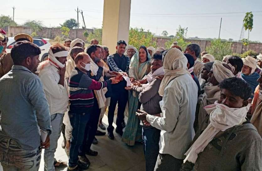 मासलपुर के गदाखार पर एनिकट के लिए दिया धरना, सौंपा ज्ञापन मासलपुर के गदाखार पर एनिकट के लिए दिया धरना, सौंपा ज्ञापन