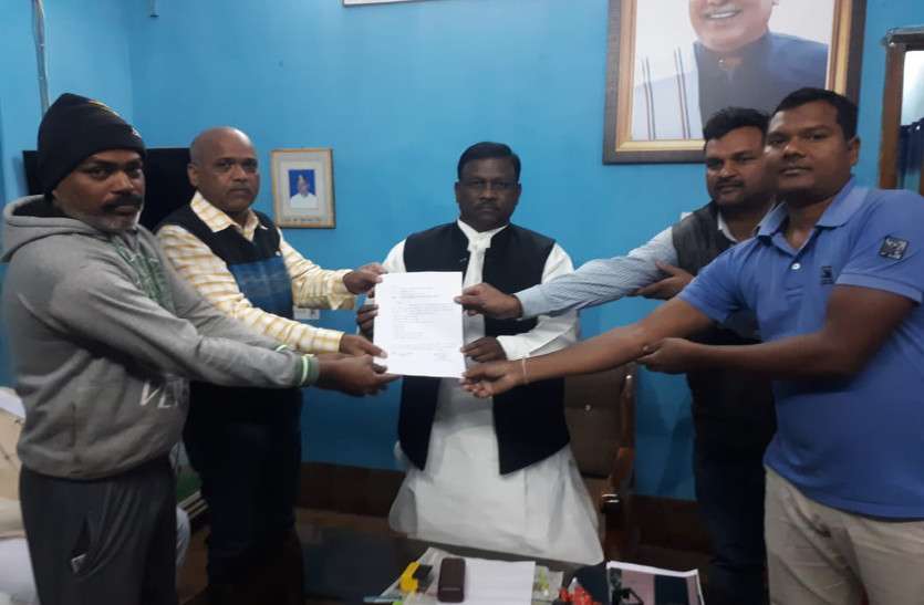इस जिले के 100 पटवारी अनिश्चितकालीन हड़ताल पर, विधायक ने मांगों के समर्थन में सीएम को लिखा पत्र इस जिले के 100 पटवारी अनिश्चितकालीन हड़ताल पर, विधायक ने मांगों के समर्थन में सीएम को लिखा पत्र