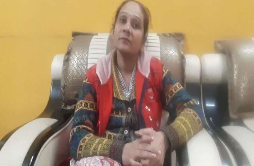 विधायक मां की पढ़ाई पूरी कराने बेटी बनी गुरू और अब रामबाई दे रहीं दसवीं की परीक्षा विधायक मां की पढ़ाई पूरी कराने बेटी बनी गुरू और अब रामबाई दे रहीं दसवीं की परीक्षा