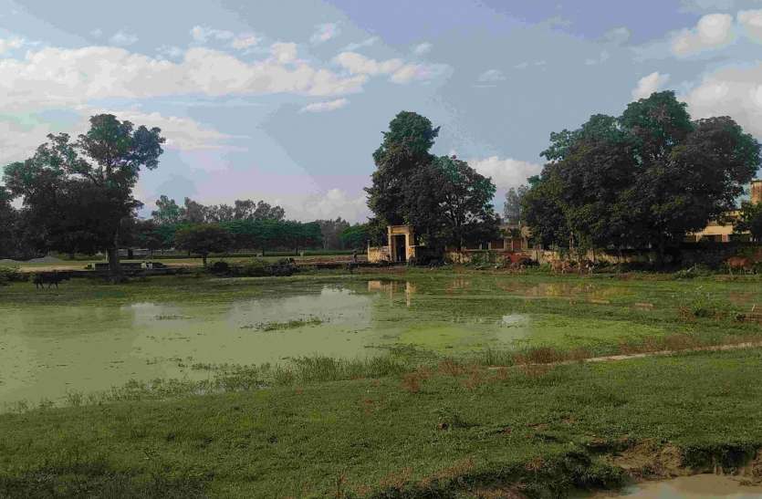 तालाब पर कब्जा तालाब ही नहीं श्मशान पर भी माफिया का कब्जा