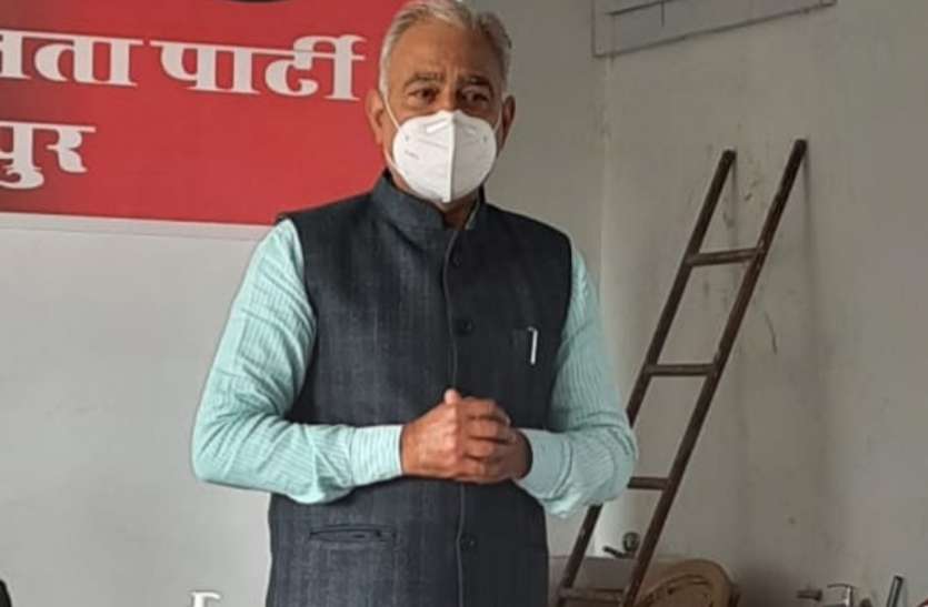 भाजपा अध्यक्ष रवीन्द्र श्रीमाली बैठक को संबोधित करते हुए। भाजपा अध्यक्ष बोले पार्षद ऐसा कोई काम नहीं करें जिससे संगठन की छवि खराब हो