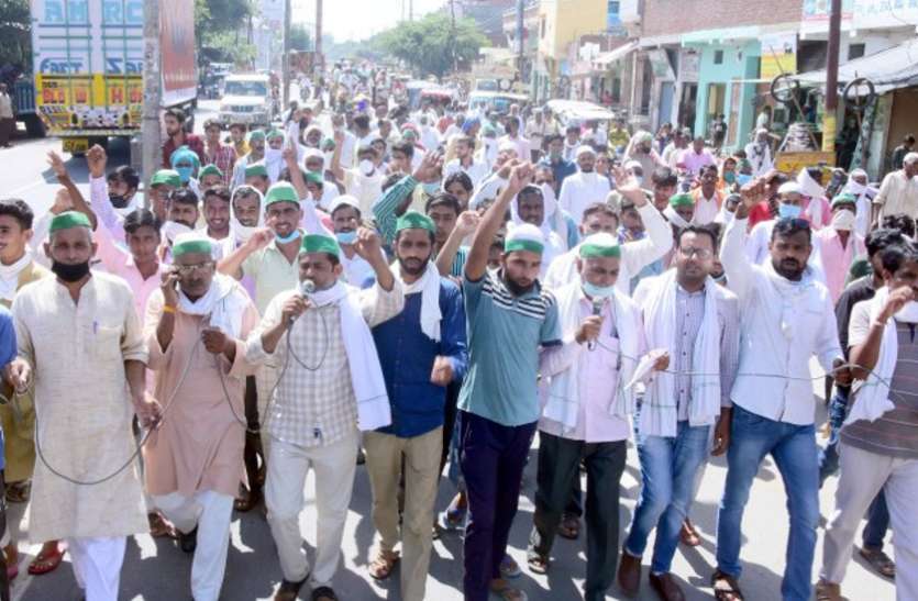 sambhal.jpg प्रदर्शन कर रहे किसान नेताओं को 50 लाख का नोटिस जारी करते ही बैकफुट पर आया पुलिस प्रशासन