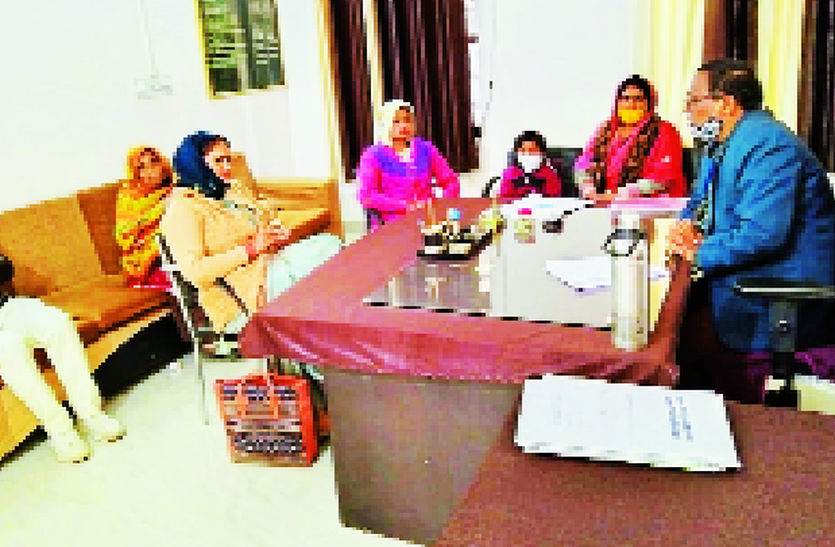 महिला सरपंचों को दी इन योजनाओं की जानकारी महिला सरपंचों को दी इन योजनाओं की जानकारी