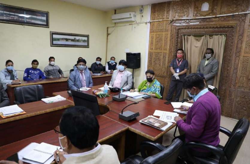 शहर विकास करने मंत्री ने अधिकारियों को कसा शहर विकास करने मंत्री ने अधिकारियों को कसा