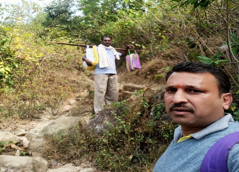 मैनपाट के बिहड़ में बसे गांव में पहाड़ चढ़कर पहुंचे शिक्षकों-अधिकारियों ने बच्चों तक पहुंचाया राशन