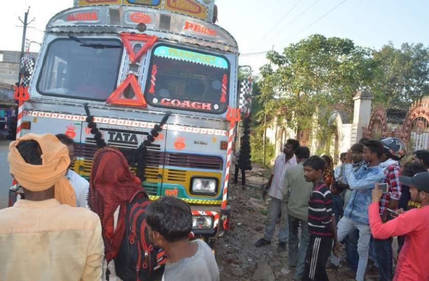 truck.jpg खड़े ट्रक से निकल रही थी खून की धार, ड्राइवर ने भीतर झांककर देखा ताे उड़ गए होश