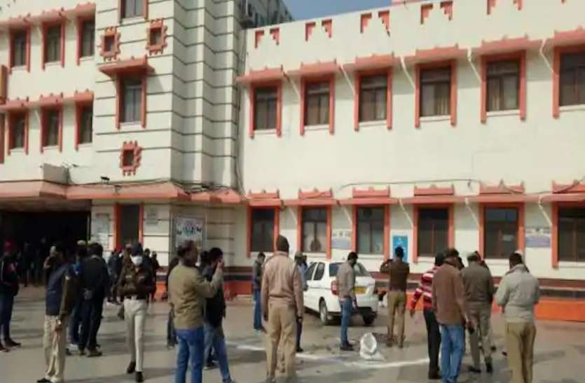वाराणसी कैंट रेलवे स्टेशन के बाहर हादसा, पांच घायल, खुफिया एजेंसी चौकन्ना वाराणसी कैंट रेलवे स्टेशन के बाहर हादसा, अनियंत्रित होकर कार ने पांच को रौंदा, खुफिया एजेंसी चौकन्ना