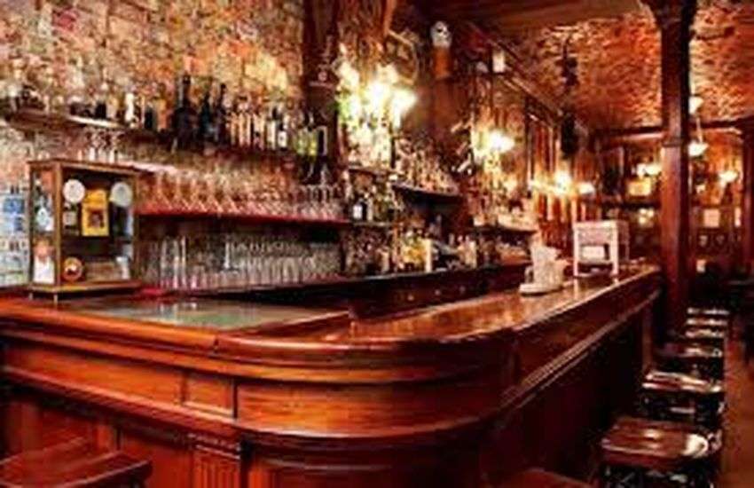 MINI BAR : वेसू के व्यापारी ने घर में ‘बार’ बना रखा था, दिल्ली से मंगवाता था शराब