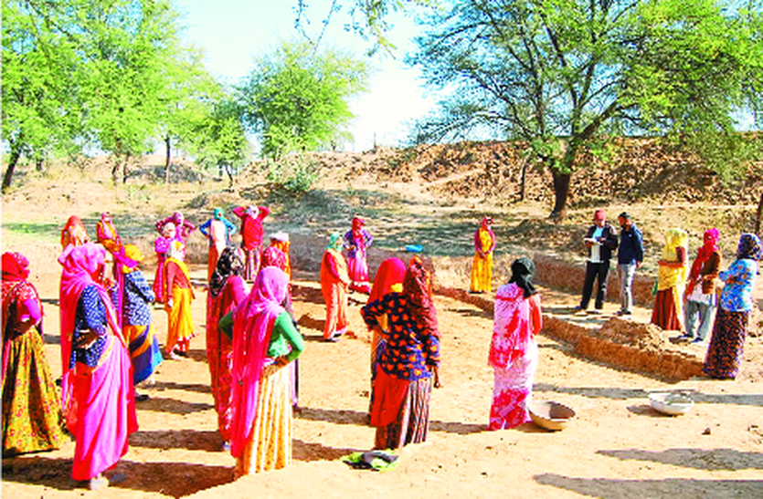 मनरेगा कार्य स्थल पर 22 श्रमिक मिले अनुपस्थित मनरेगा कार्य स्थल पर 22 श्रमिक मिले अनुपस्थित
