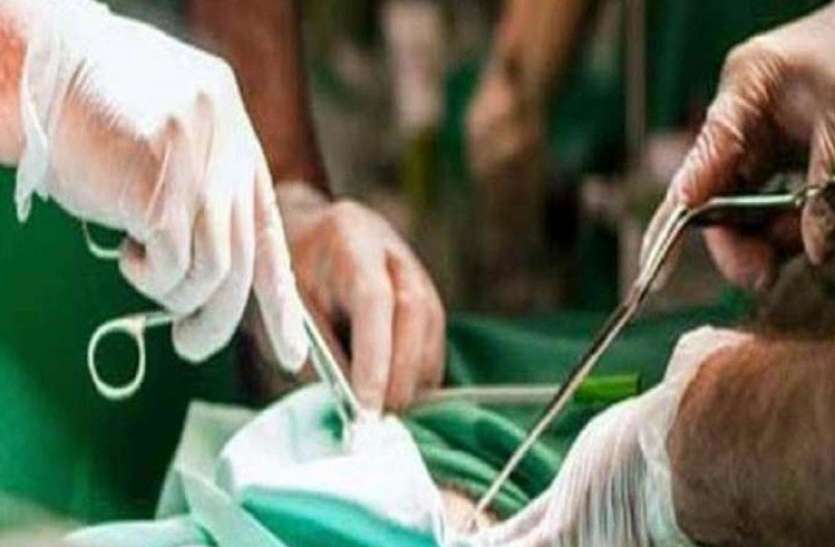 surgery.jpeg पेट दर्द परेशान था ये शख्स, डॉक्टरों ने की सर्जरी तो उड़े होश, निकालीं 639 कीलें