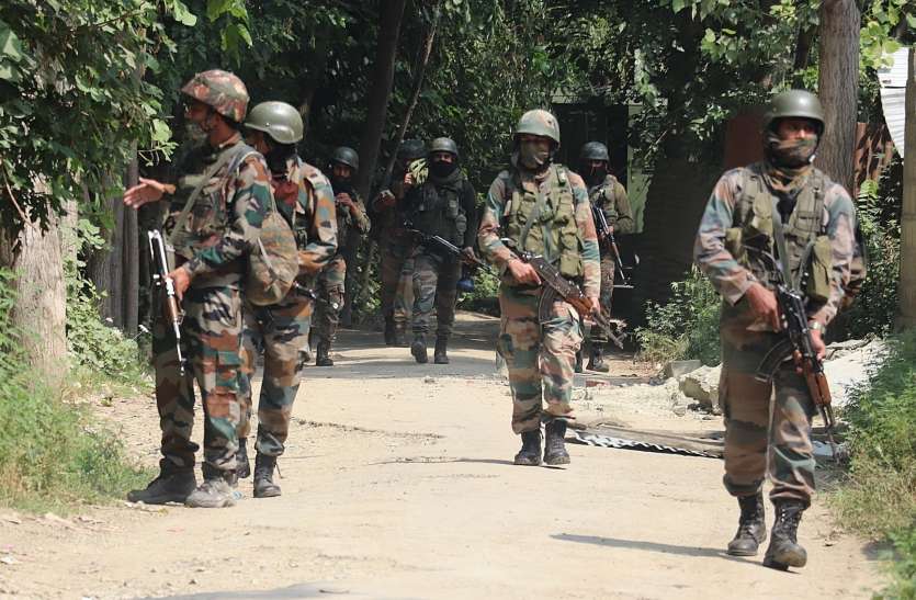 2 terrorists surrendered during encounter in Kashmir कश्मीर में मुठभेड़ के दौरान 2 आतंकवादियों ने किया आत्मसमर्पण, गोला-बारूद बरामद
