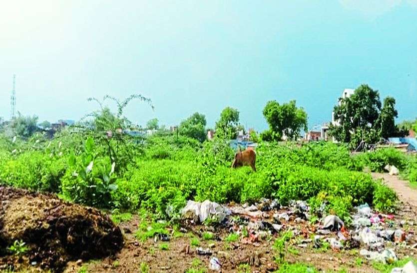 अनदेखी के चलते खेल मैदान अतिक्रमण का शिकार अनदेखी के चलते खेल मैदान अतिक्रमण का शिकार