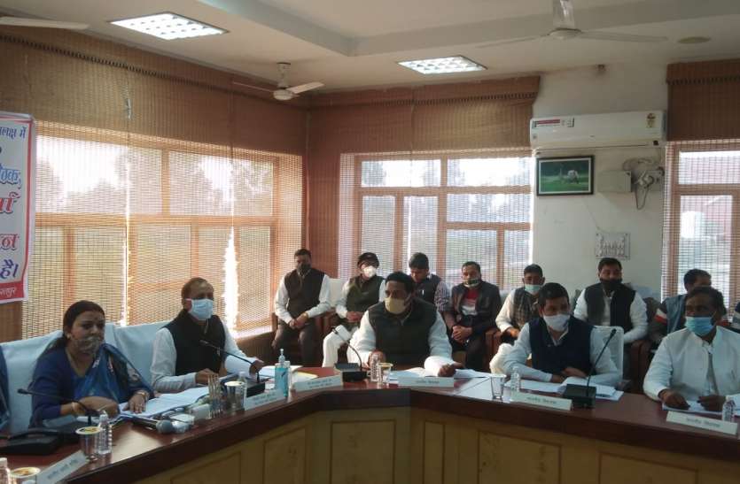 Ministers reviewed and gave instructions to officers जिले में मंत्रियों ने समीक्षा कर अफसरों को दिए निर्देश