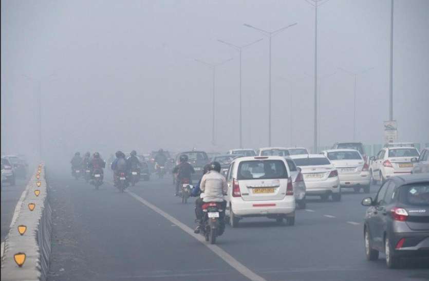pollution in Delhi कड़ाके की ठंड के साथ प्रदूषण ने भी दिल्ली में दी दस्तक, पटाखों के इस्तेमाल पर प्रतिबंध की मांग