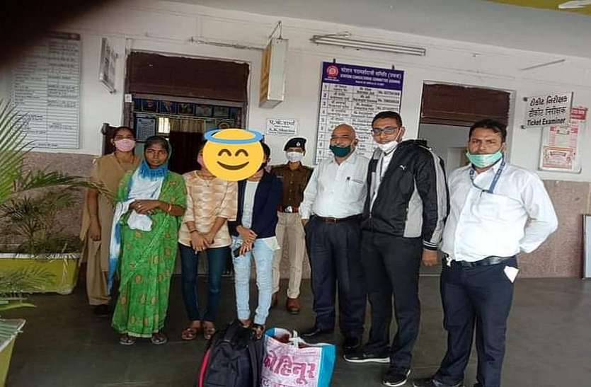 घर से भागी किशोरी को टिकट चेकिंग स्टाफ ने परिवार से मिलाया घर से भागी किशोरी को टिकट चेकिंग स्टाफ ने परिवार से मिलाया