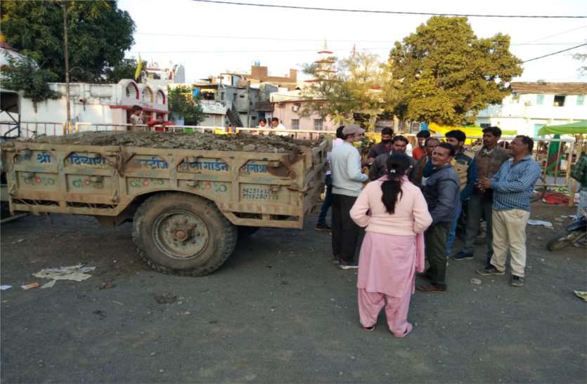 Two tractor-trolleys filled with sand, copra without royalty seized बिना रायल्टी के रेत, कोपरा से भरे दो ट्रैक्टर-ट्रॉली जब्त