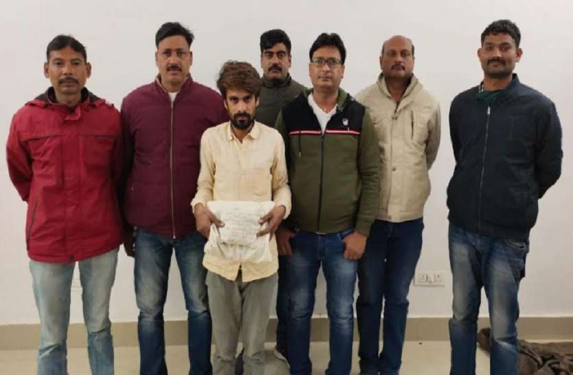 2_5.jpg करीब 400 ग्राम अवैध गांजे के साथ एक अभियुक्त गिरफ्तार, मुकदमा दर्ज कर भेजा जेल