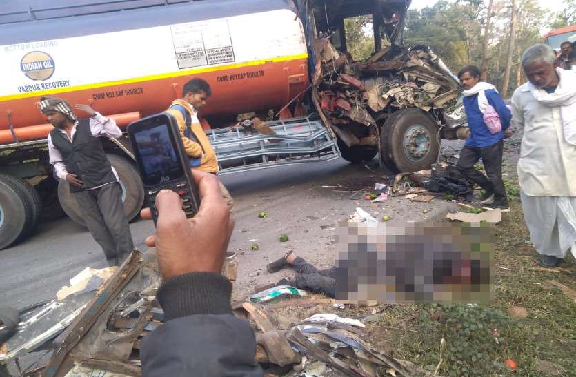 मिनी ट्रक व तेल टैंकर में आमने-सामने जबरदस्त भिड़ंत, टैंकर ड्राइवर की दर्दनाक मौत मिनी ट्रक व तेल टैंकर में आमने-सामने जबरदस्त भिड़ंत, टैंकर ड्राइवर की दर्दनाक मौत