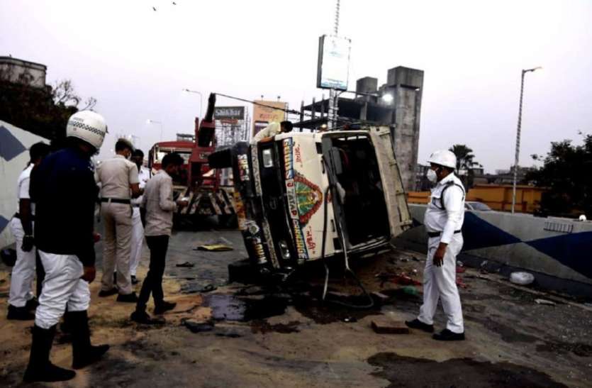कोलकाता में एजेसी बोस रोड फ्लाईओवर पर पलटा मेटाडोर, 29 घायल कोलकाता में एजेसी बोस रोड फ्लाईओवर पर पलटा मेटाडोर, 29 घायल
