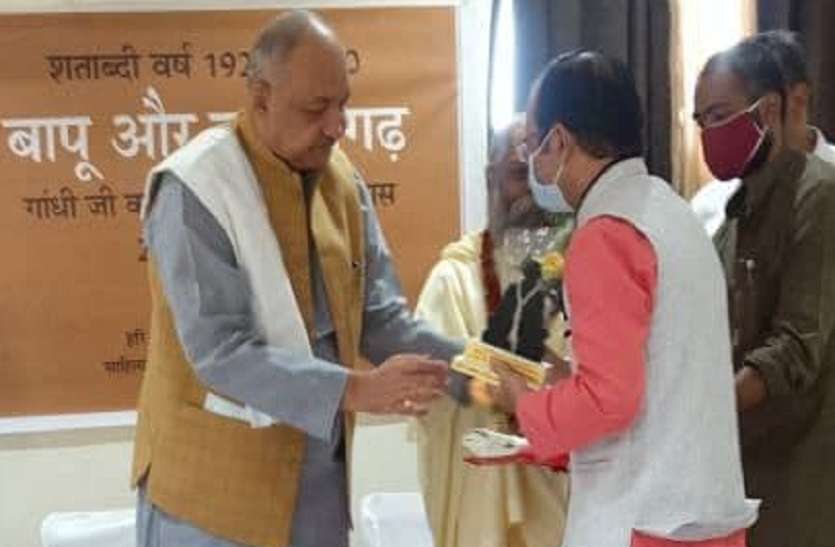महात्मा गांधी का स्वागत करने वाले स्वतंत्रता सेनानी के परिजन सम्मानित महात्मा गांधी का स्वागत करने वाले स्वतंत्रता सेनानी के परिजन सम्मानित