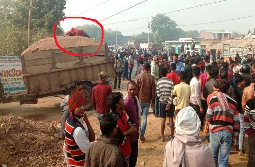 Breaking ; ट्रैक्टर ट्रॉली पर रेत देखने के लिए चढ़ा बिजली के तार से चिपका, मौके पर ही मौत Breaking : ट्रैक्टर ट्रॉली पर रेत देखने के लिए चढ़ा चालक बिजली के तार से चिपका, मौके पर ही मौत