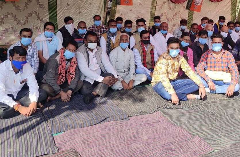 जर्जर सडक़ को लेकर भाजपाईयों का फूटा रोष, सडक़ पर दिया धरना जर्जर सडक़ को लेकर भाजपाईयों का फूटा रोष, सडक़ पर दिया धरना