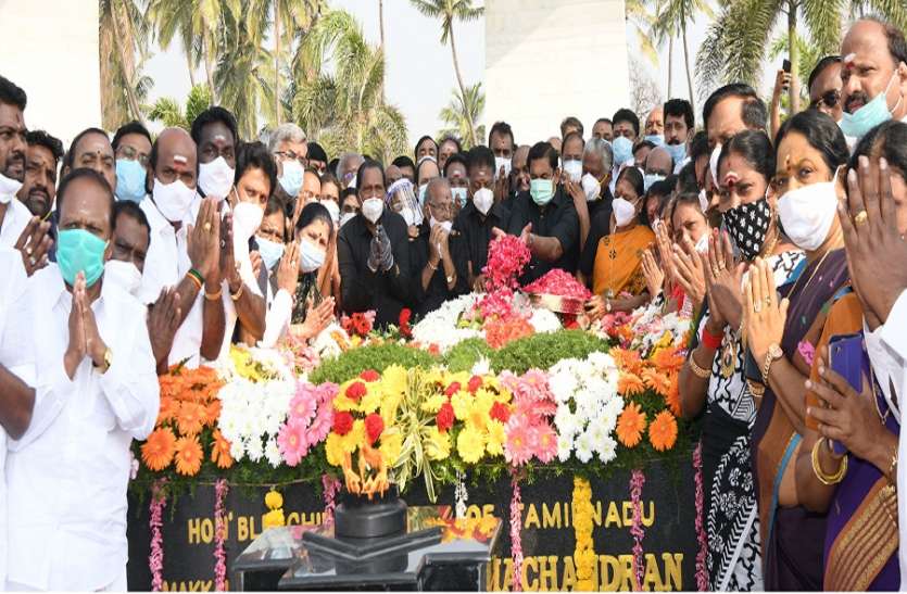 मुख्यमंत्री समेत अन्य नेताओं ने एमजीआर की पुण्यतिथि पर दी श्रद्धांजलि मुख्यमंत्री समेत अन्य नेताओं ने एमजीआर की पुण्यतिथि पर दी श्रद्धांजलि