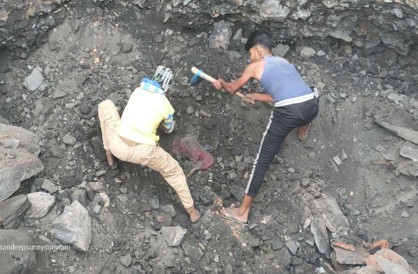 16 साल से बंद पड़ी खदान में कोयला निकालते गिरी चट्टान, दबकर महिला की दर्दनाक मौत 16 साल से बंद पड़ी खदान में कोयला निकालते गिरी चट्टान, दबकर महिला की दर्दनाक मौत