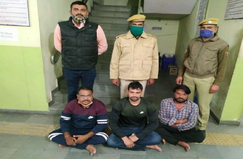फायरिंग कर दहशत फैलाने वाले तीन बदमाश गिरफ्तार फायरिंग कर दहशत फैलाने वाले तीन बदमाश गिरफ्तार