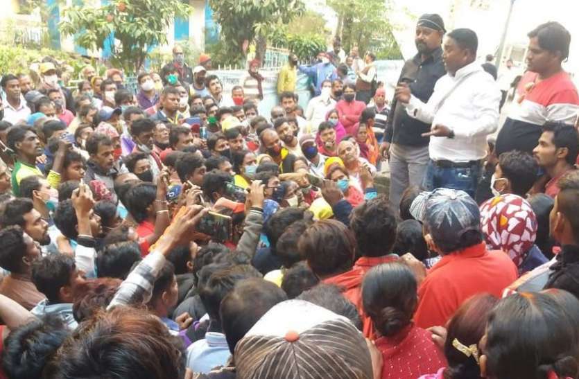 अस्थाई सफाई कर्मियों ने किया निगम आयुक्त कार्यालय का घेराव अस्थाई सफाई कर्मियों ने किया निगम आयुक्त कार्यालय का घेराव