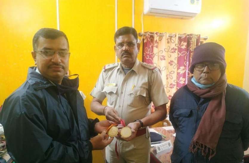 पुलिस ने स्वर्ण पदक बरामद कर शिक्षक को लौटाए पुलिस ने स्वर्ण पदक बरामद कर शिक्षक को लौटाए