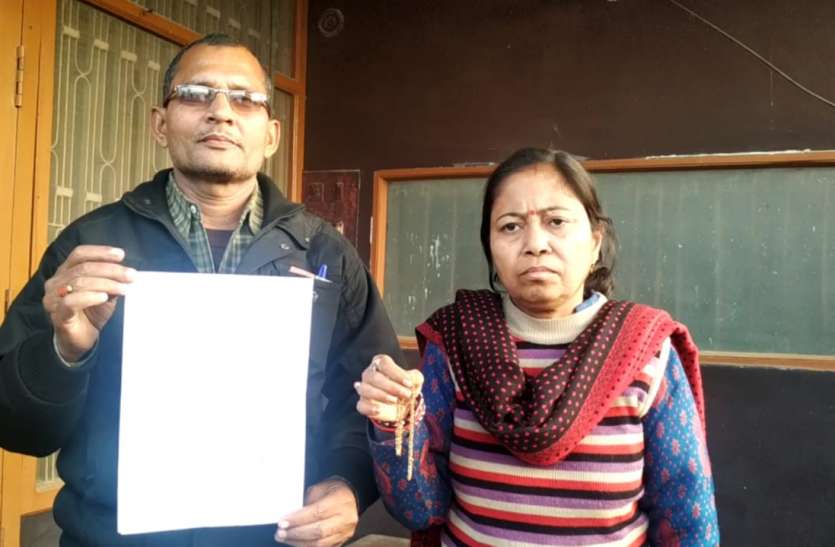 दरोगा पर पीड़ित परिवार ने लगाया गंभीर आरोप, बोले तहरीर बदलने का बना रहे दबाव दरोगा पर पीड़ित परिवार ने लगाया गंभीर आरोप, बोले तहरीर बदलने का बना रहे दबाव