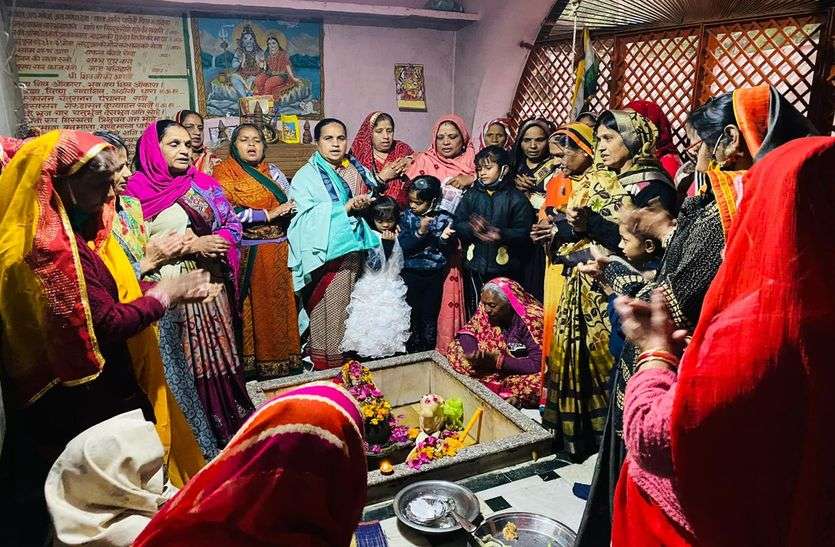 भगवान शिव का ऐसा किया शृंगार, लगाई अन्नकूट प्रसादी भगवान शिव का ऐसा किया शृंगार, लगाई अन्नकूट प्रसादी