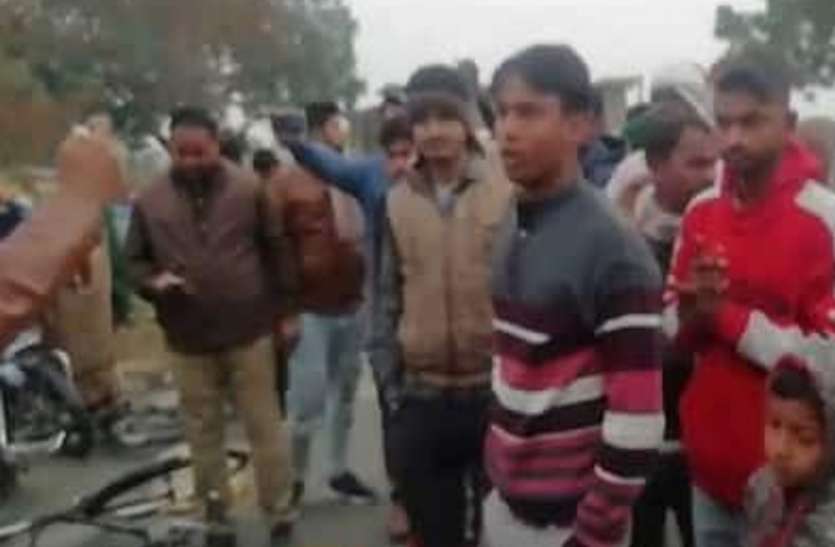 महोबा में ददर्नाक हादसा, बेकाबू ट्रक ने पांच साइकिल सवार छात्रों को रौंदा, दो की मौत महोबा में ददर्नाक हादसा, बेकाबू ट्रक ने पांच साइकिल सवार छात्रों को रौंदा, दो की मौत, सीएम योगी और अखिलेश यादव दुखी