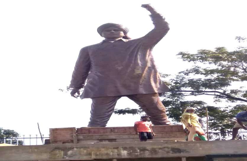 भिलाई के शहीद पार्क में लगी शहीद-ए-आजम भगत सिंह की 25 फीट ऊंची प्रतिमा, लेजर शो से बताएंगे वीर गाथा भिलाई के शहीद पार्क में लगी शहीद-ए-आजम भगत सिंह की 25 फीट ऊंची प्रतिमा, लेजर शो से बताएंगे वीर गाथा, Video