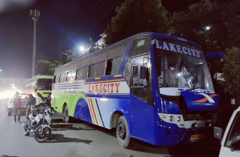 बस में मिला युवक का शव बस में मिला युवक का शव