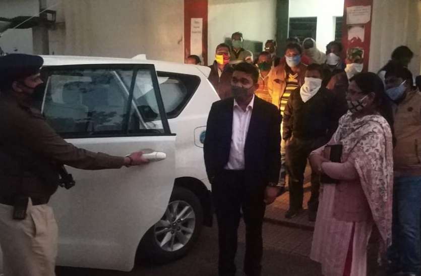 Collectors arrived on tour in Dhemarkheda region. धान खरीदी केंद्र से लेकर कार्यालय तक मास्क की अनदेखी पर कलेक्टर ने उठाए सवाल