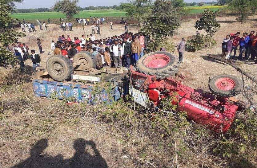 patrika एमपी-राजस्थान बॉर्डर पर ट्रैक्टर-ट्रॉली पलटी, 2 की मौत