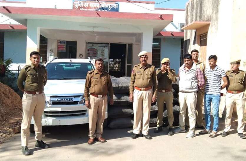 पिकअप में भरा था 654 किलो डोरा चूरा पिकअप में भरा था 654 किलो डोरा चूरा